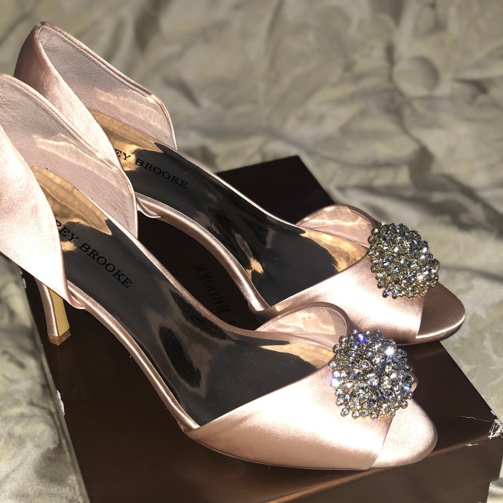 Audrey Brooke Taylor Pump